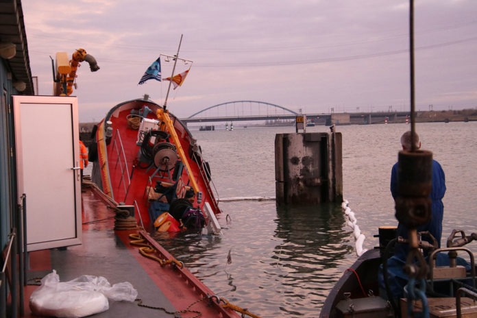 Aangemeerde boot zinkt aan de kaai bij Schore