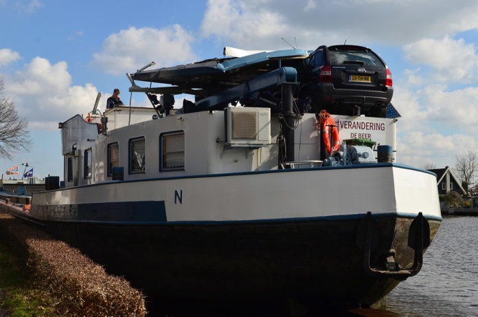 Binnenvaartschip ramt Maximabrug, Gnephoek in Alphen aan den Rijn
