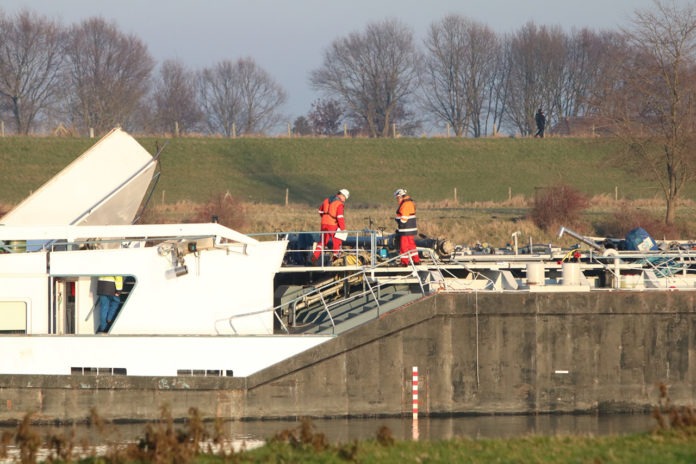 Day After aanvaring schip met brug, N324 in Grave