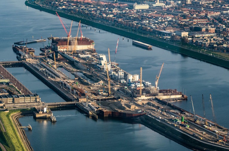 Eerste deurkas IJmuiden ligt op z’n plek Binnenvaartkrant