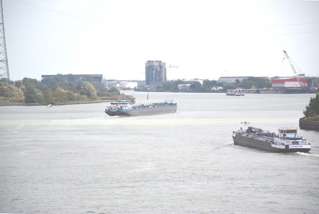 "Bouw Nieuwe Brug Bij Ridderkerk; Niet In Rotterdam" - Binnenvaartkrant