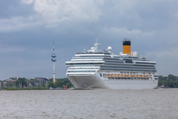 Cruiseschip verlaat haven Hamburg