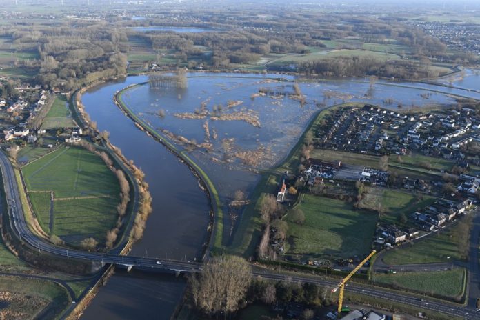 Bergenmeersen (Wichelen) onder water na stormtij