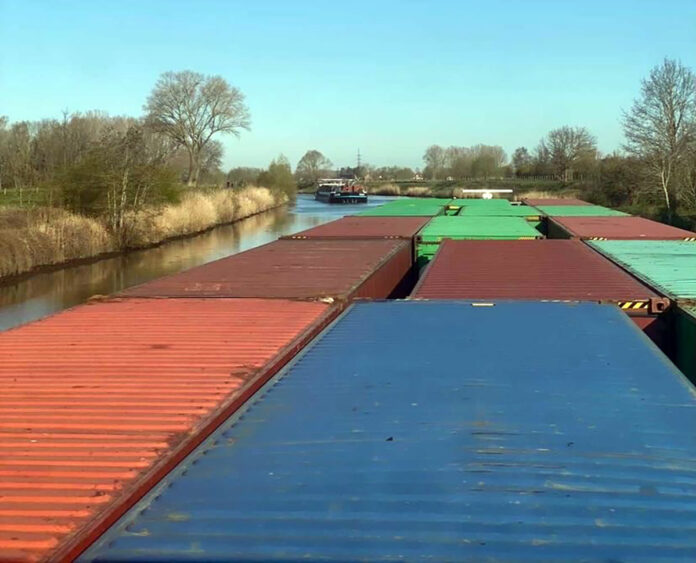 Danser containerschip op Kanaal Gent-Zeebrugge