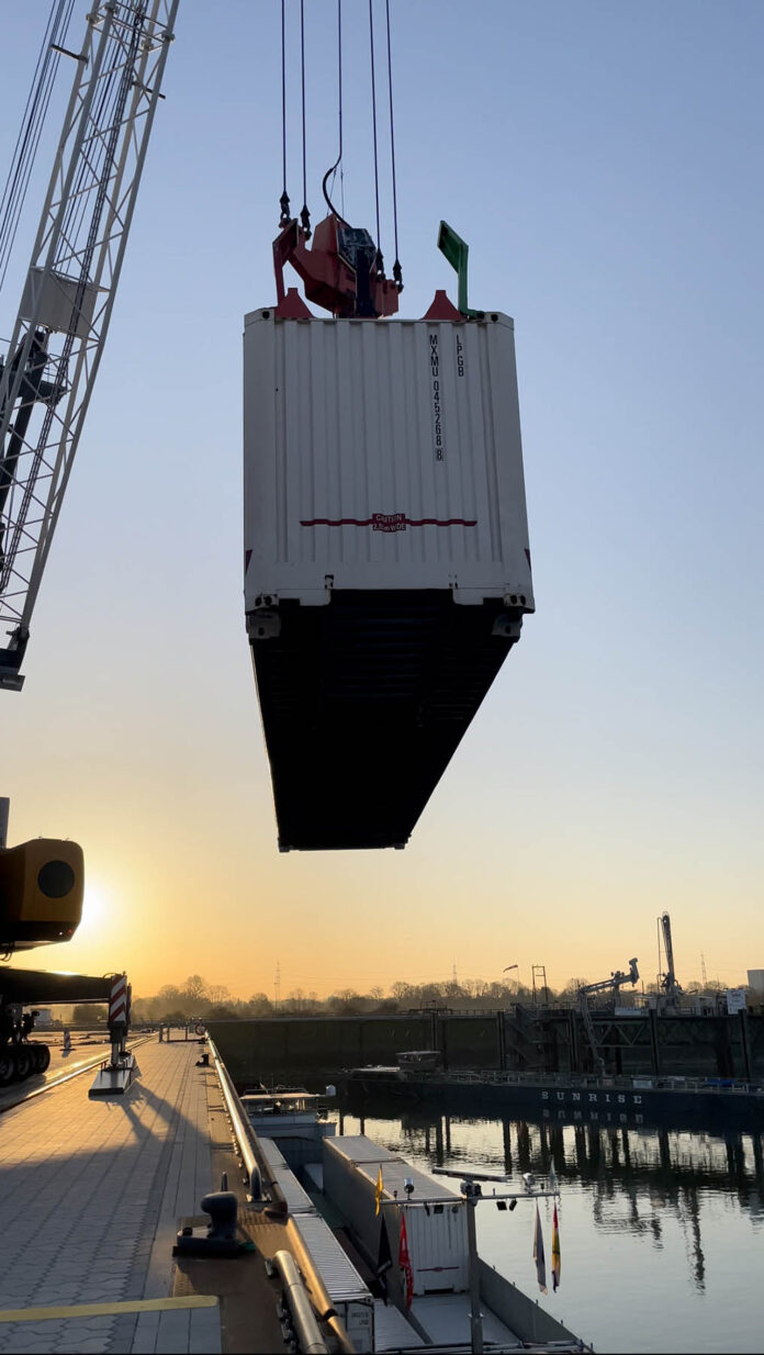 lossen van container in Wesel