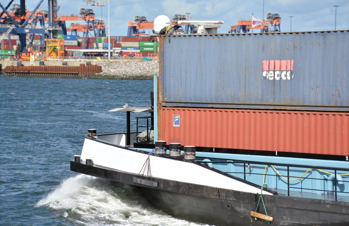 voorschip met containers varend op de Maasvlakte