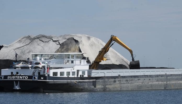 Schip bij Rietlanden Terminals