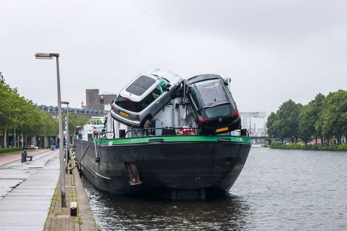 schip met schade na aanvaring brug