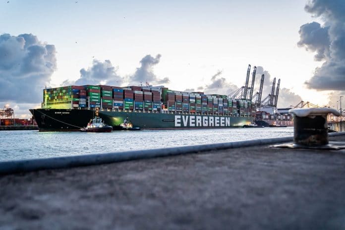 De Ever Given arriveert bij ECT in Rotterdam