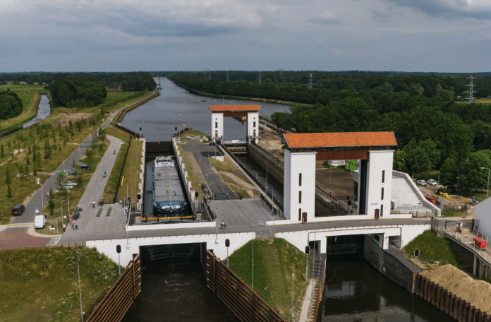 luchtfoto van sluiscomplex Eefde
