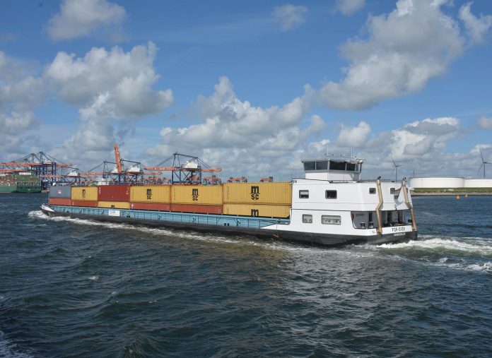containerschip For-Ever web containerschip For-Ever op de Maasvlakte