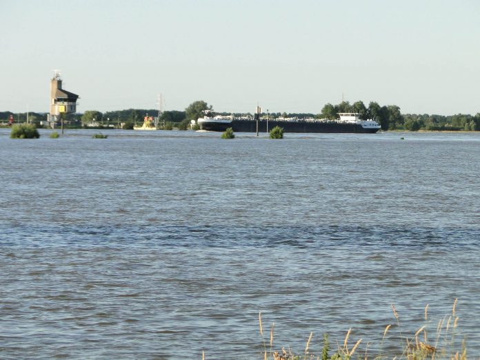 hoogwater Waal bij Tiel