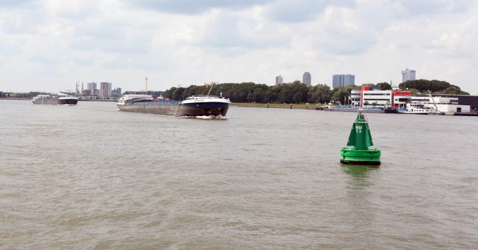 schepen opvarend op de Nieuwe Maas bij Rotterdam