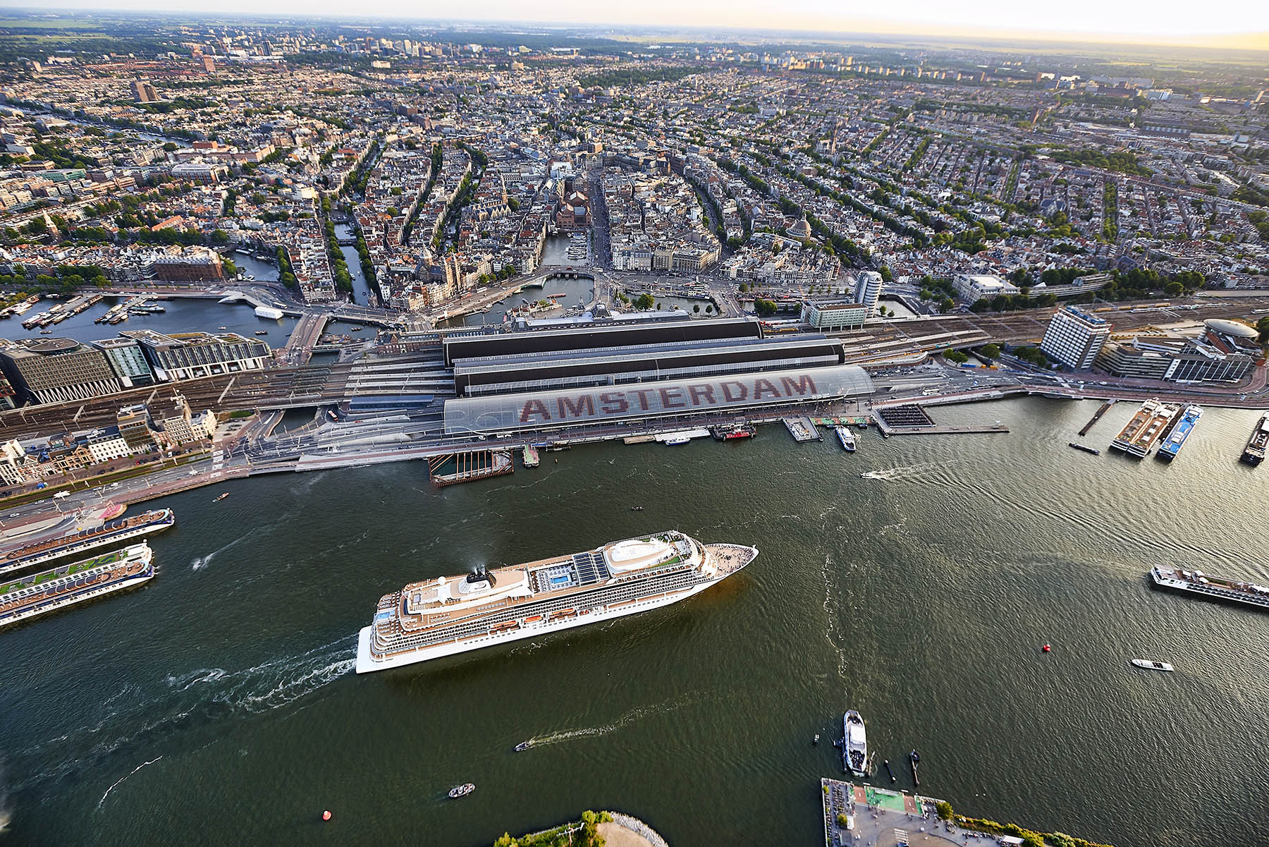 Port of Amsterdam draagt beheer riviercruise over - Binnenvaartkrant