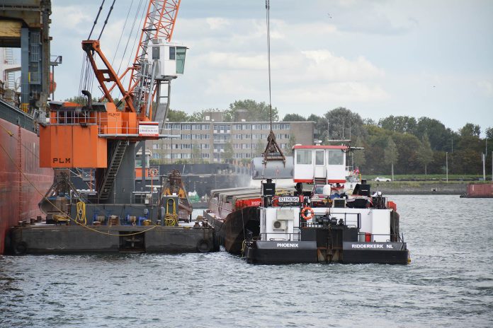 drijvende overslag in de Rotterdamse Waalhaven