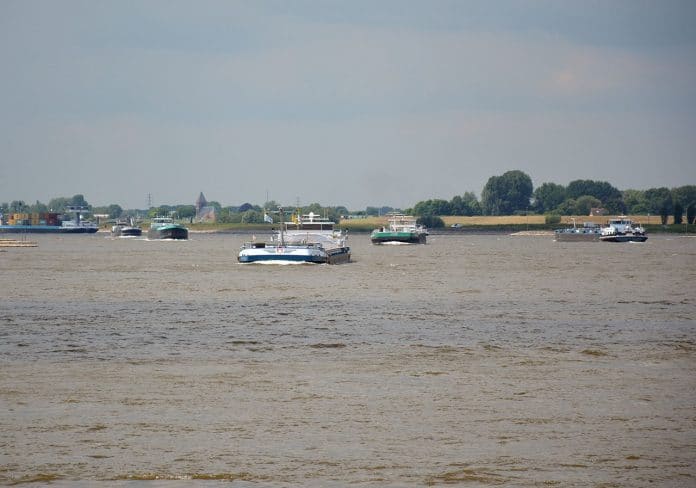 diverse schepen op de Waal