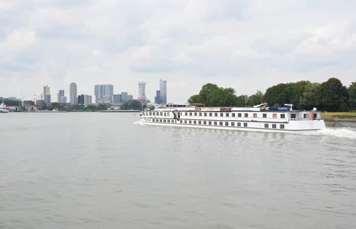 riviercruiseschip bij Rotterdam