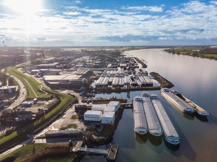 luchtfoto van havens Werkendam