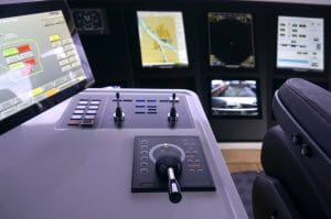 Navigatie-apparatuur in stuurhuis van mbs Sayonara