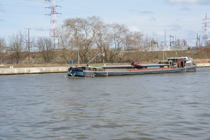 klein schip op Albertkanaal in Antwerpen