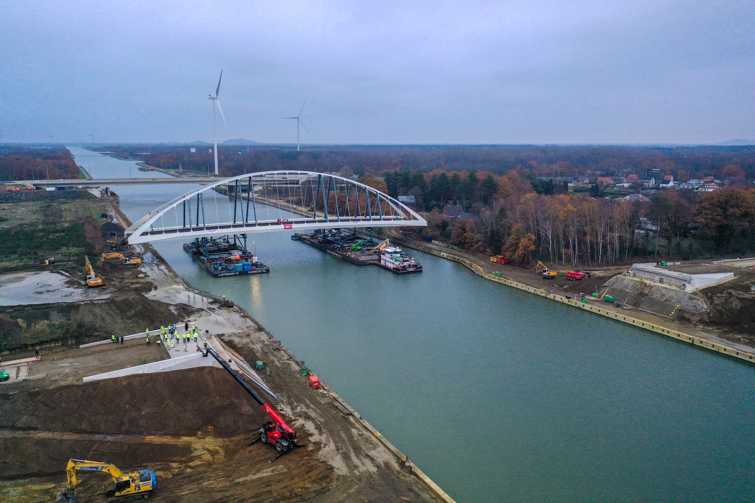 Voorwaardelijk stel je voor Monografie Laatste Limburgse brug Albertkanaal is op hoogte - Binnenvaartkrant