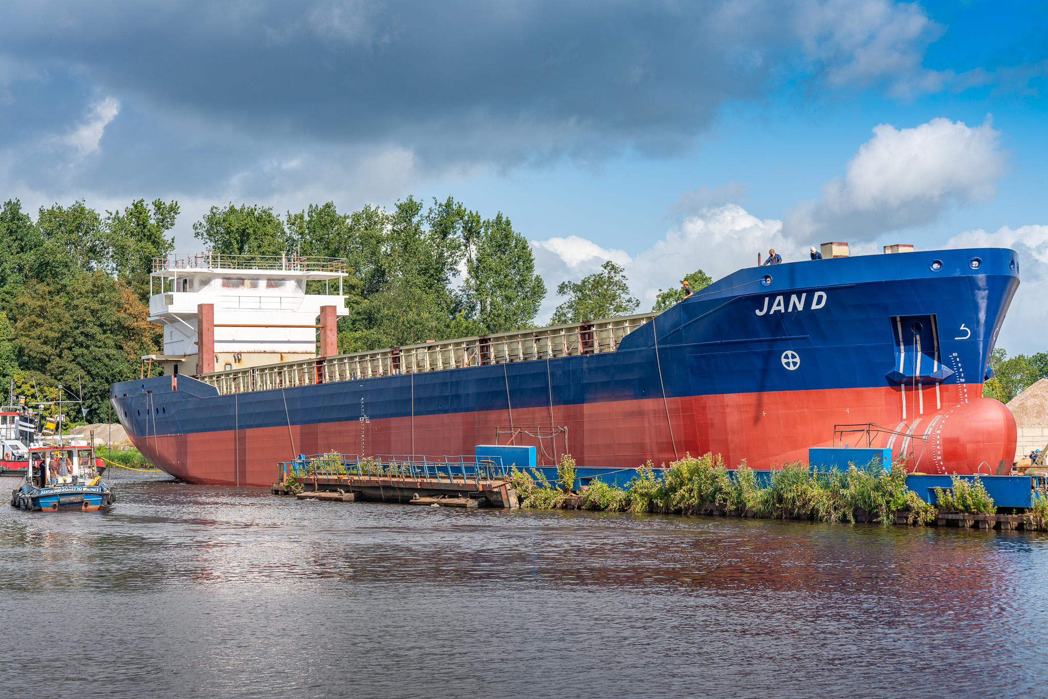 Eco Freighter langsscheeps het Winschoterdiep in