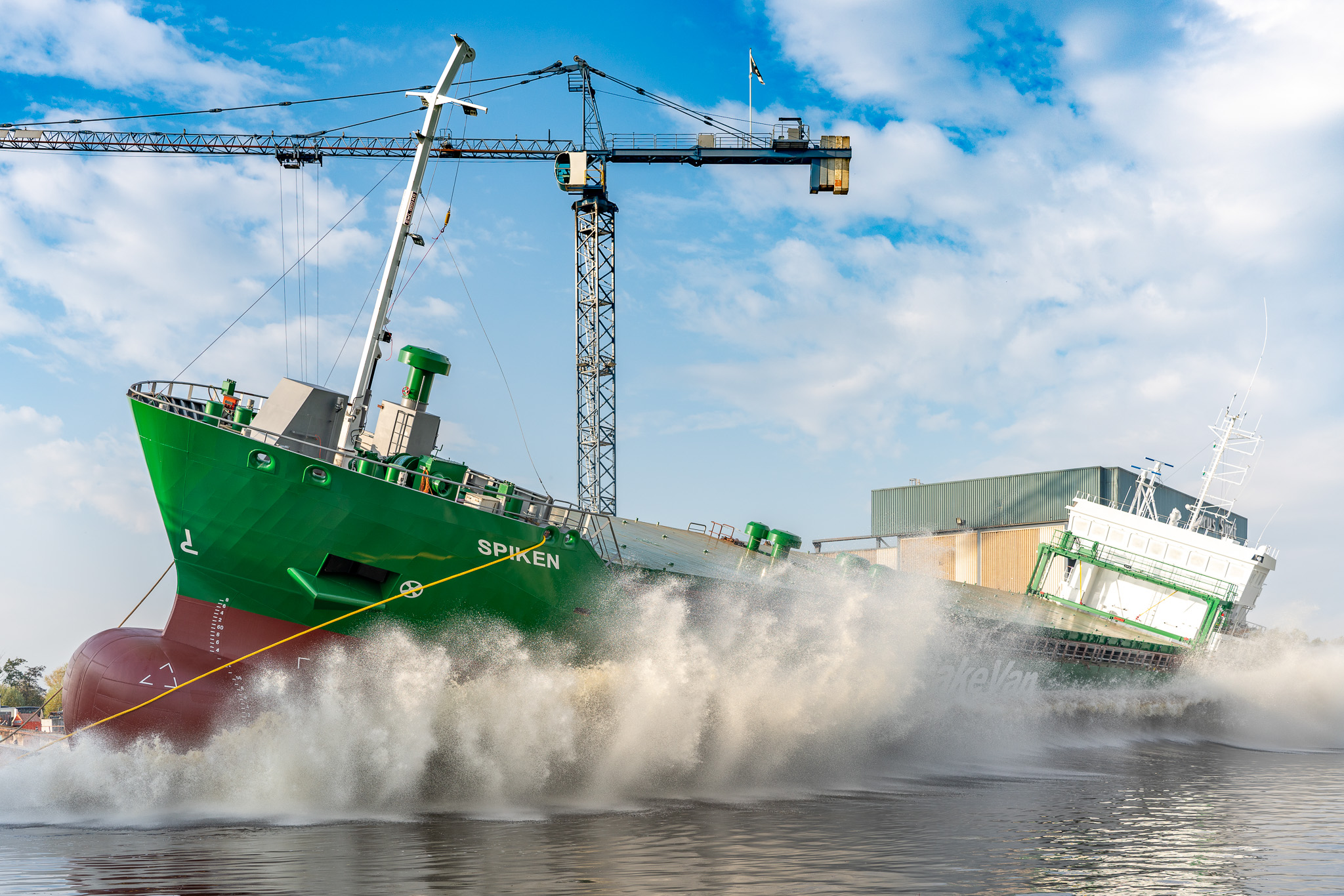 Spiken spettert het Winschoterdiep in