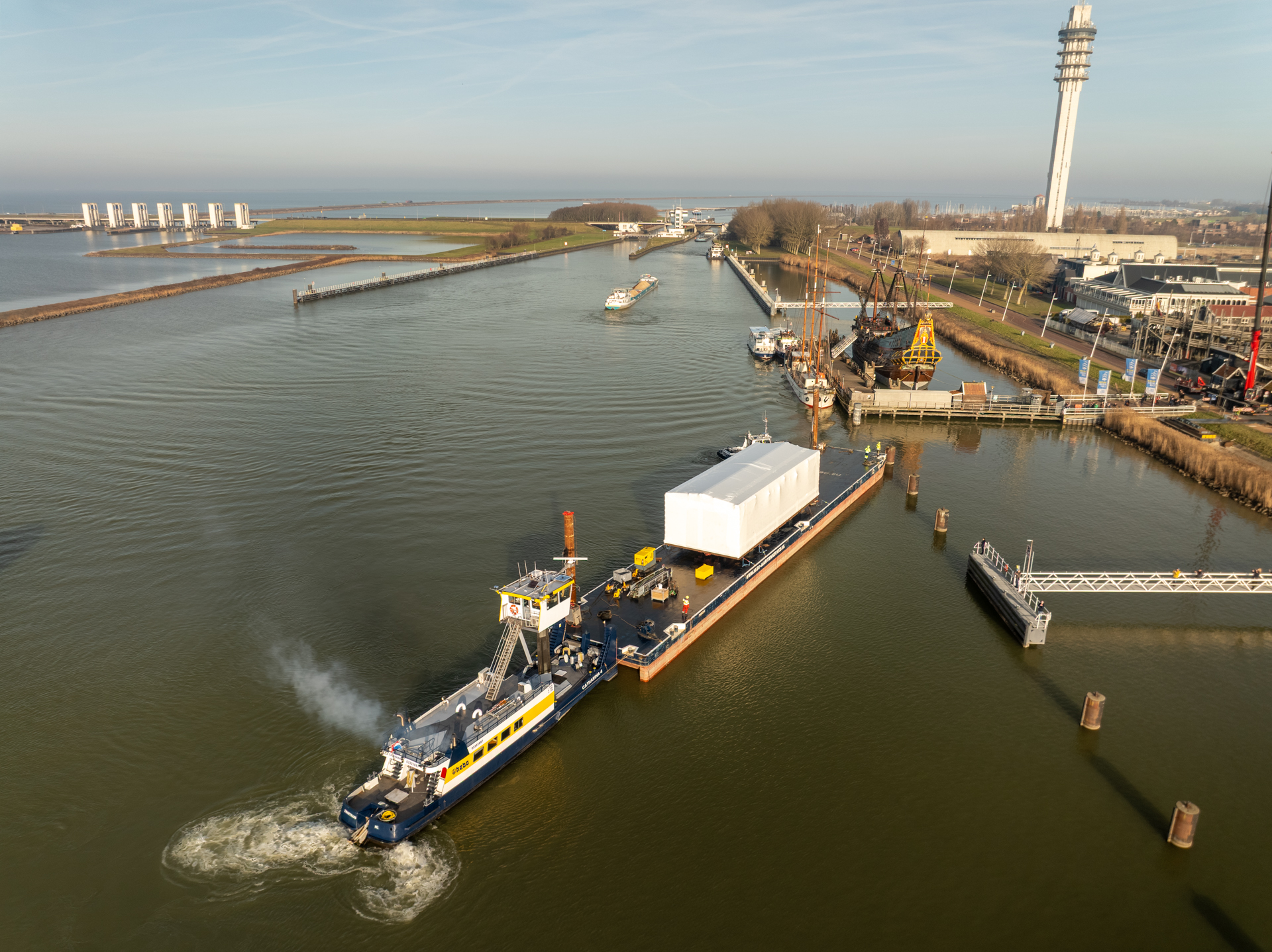 IJsselkogge over water van Lelystad naar Zwartsluis